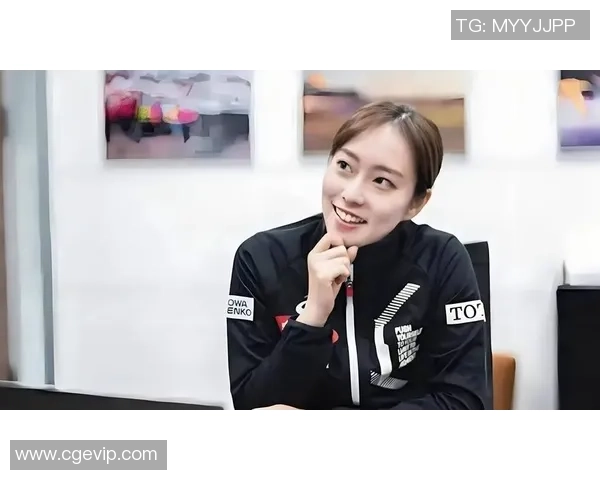 石川佳纯在青森举行“乒乓球教室”活动，展露笑颜并与儿童进行沟通